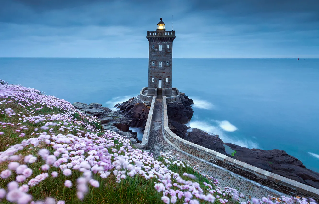 Фото обои море, цветы, скалы, берег, маяк
