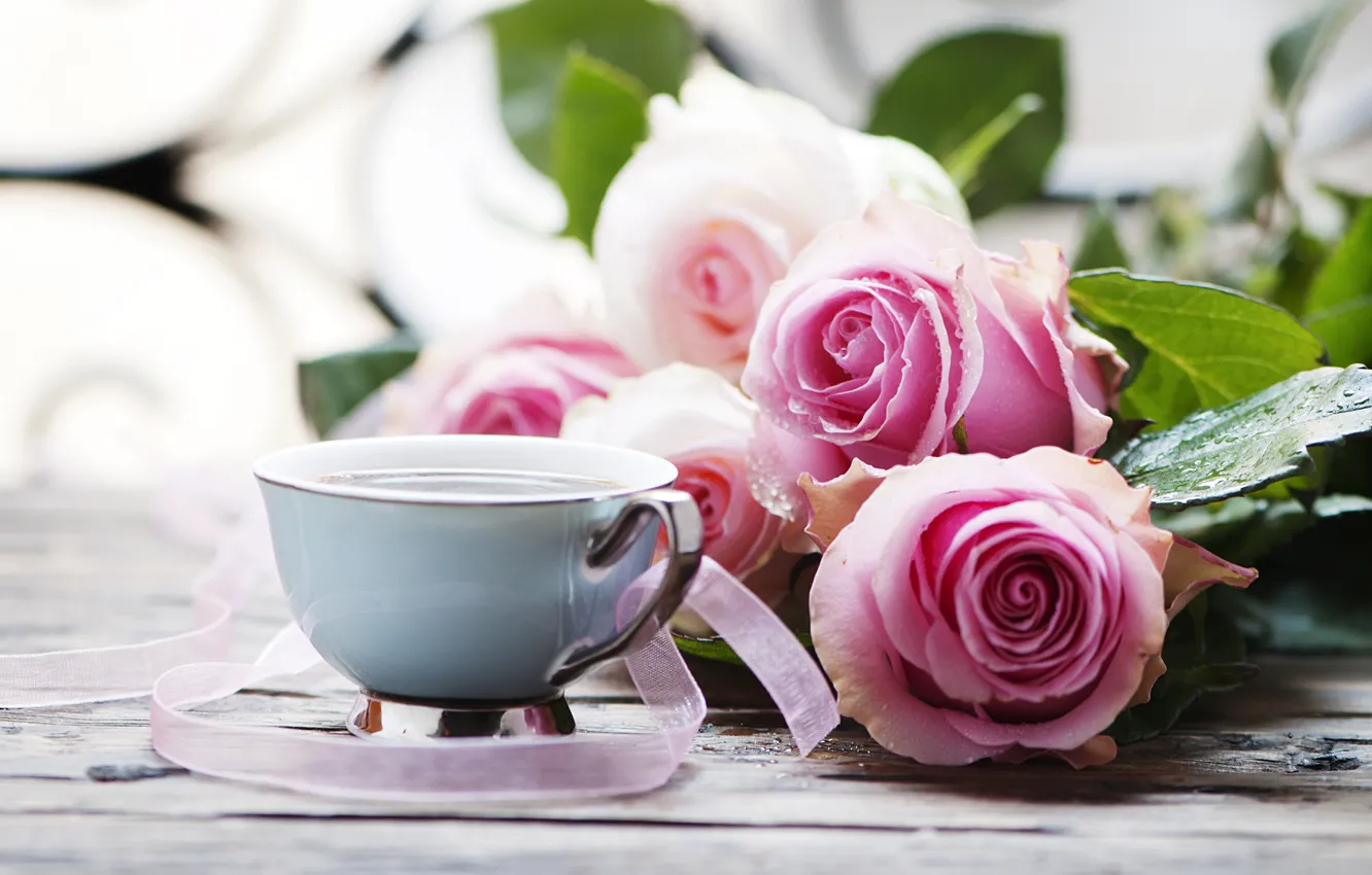 Фото обои листья, стол, розы, чашка, напиток, розовые, ленточки, боке
