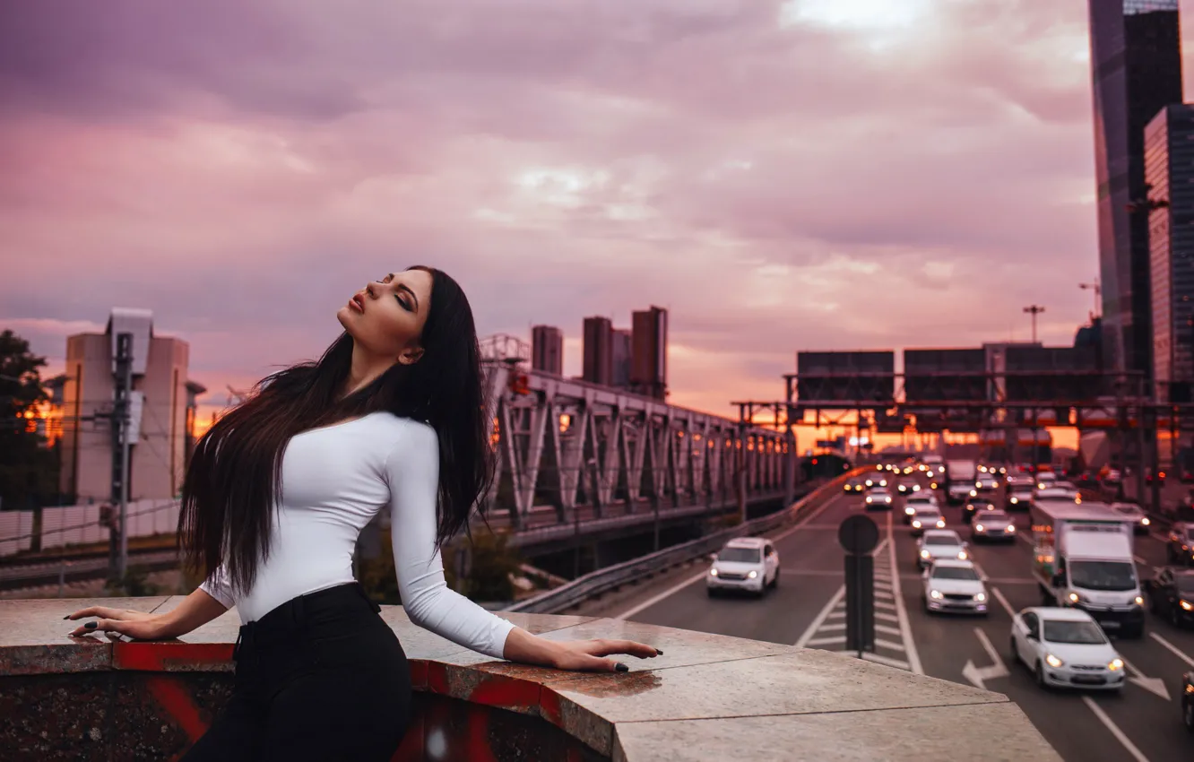Фото обои грудь, небо, девушка, машины, город, поза, вечер, трафик