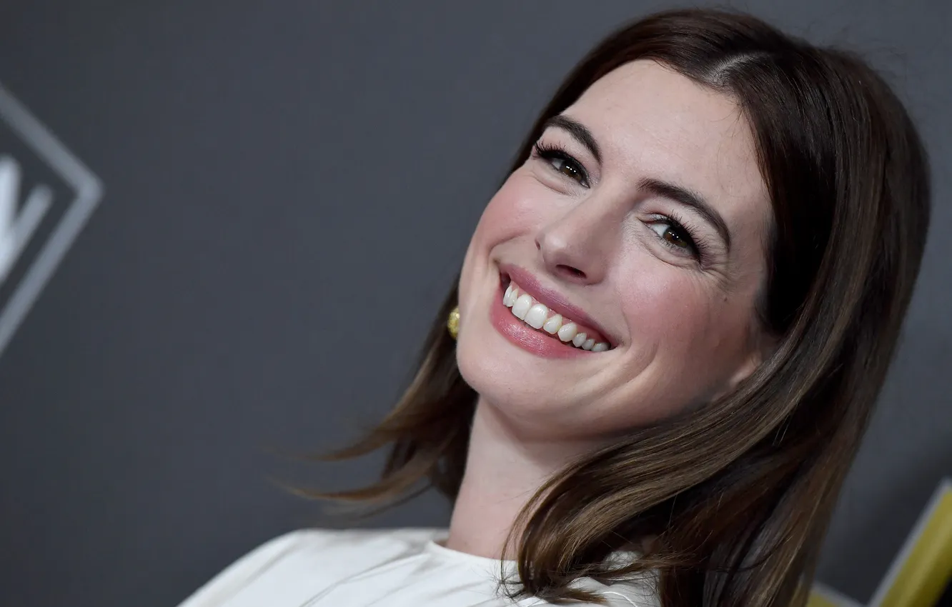 Фото обои улыбка, красотка, Anne Hathaway, Энн Хэтэуэй