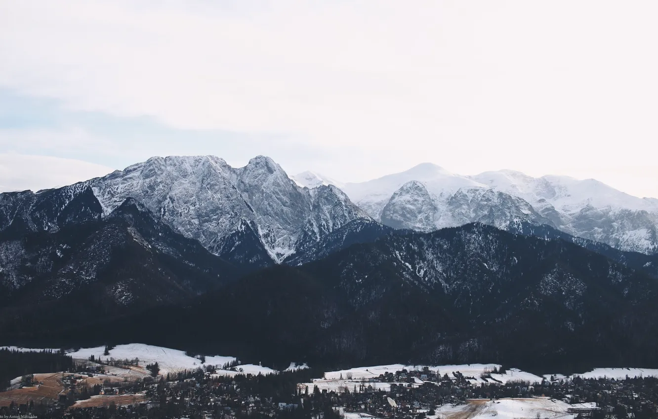 Фото обои зима, снег, деревья, горы, город, ели, сосны, посёлок