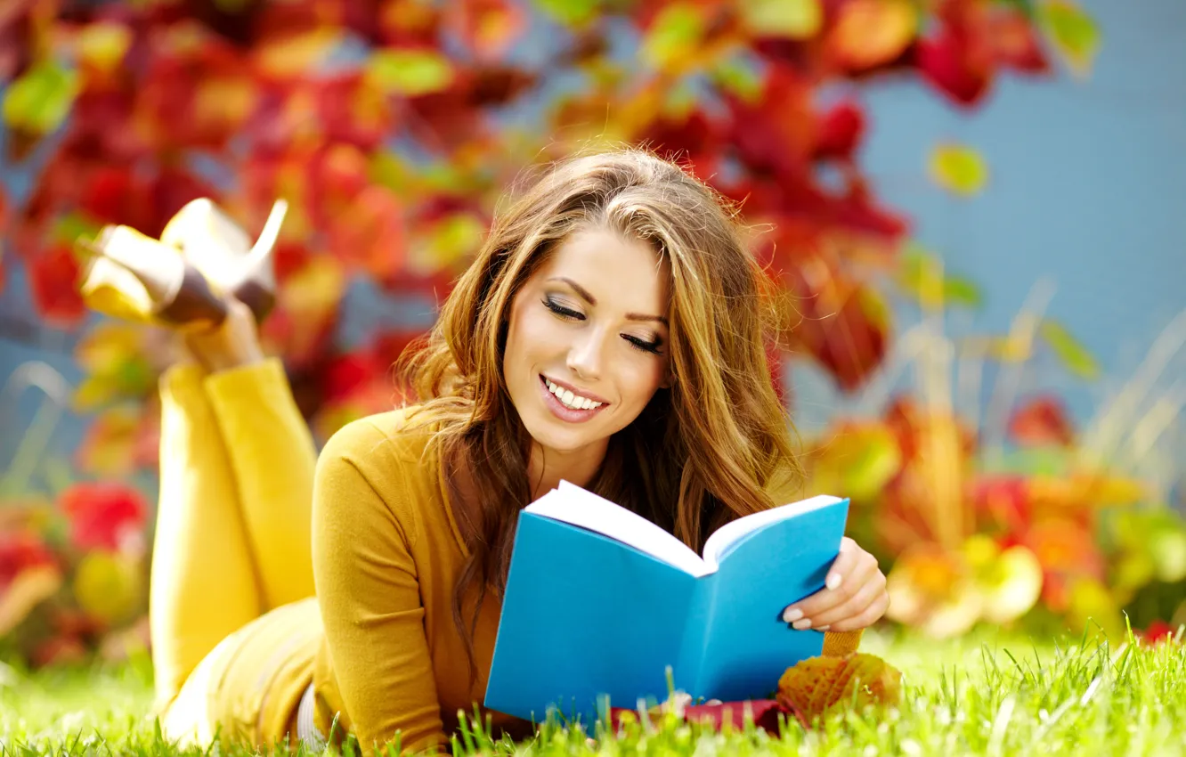 Фото обои осень, трава, листья, девушка, улыбка, книга, шатенка, читает