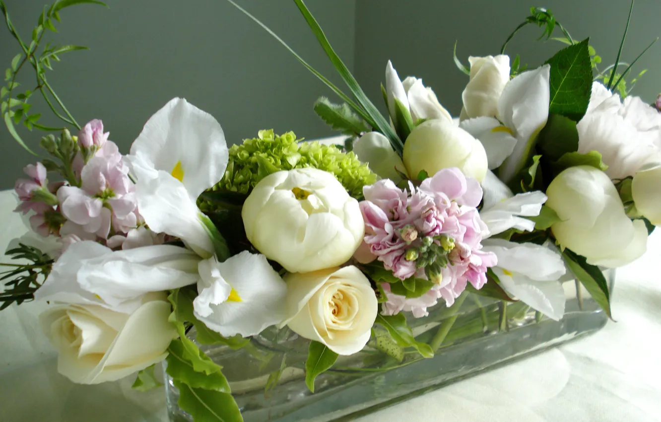 Фото обои розы, ваза, ирис, дельфиниум