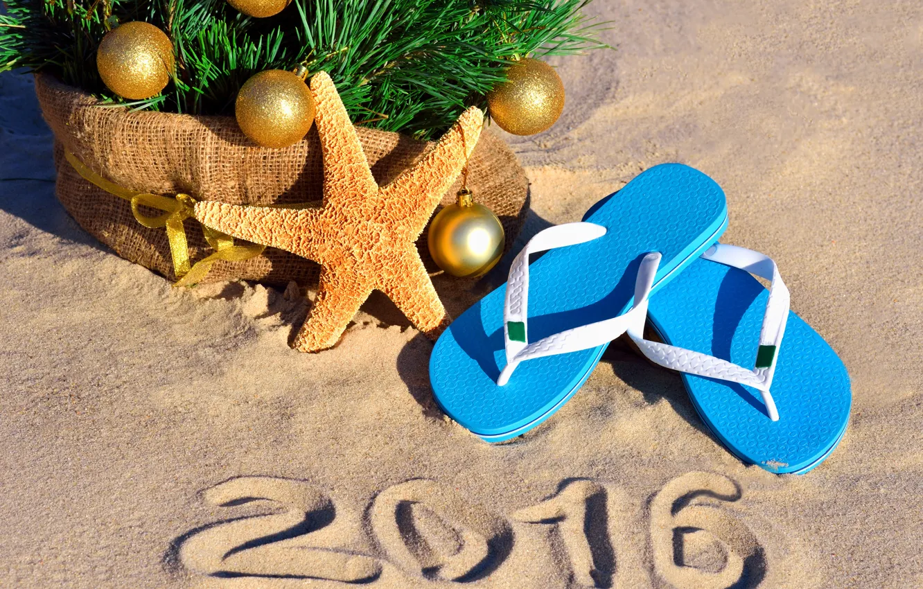 Фото обои песок, море, пляж, украшения, игрушки, елка, Новый Год, ракушки