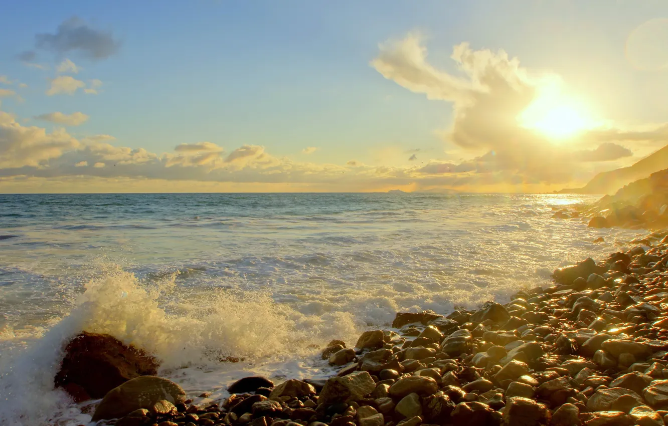 Фото обои море, волны, облака, брызги, камни, берег, слнце