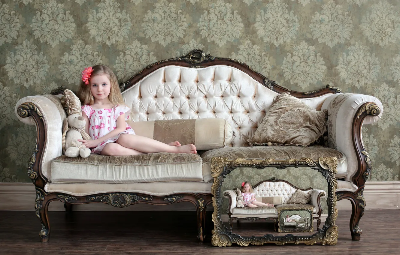 Фото обои диван, игрушка, ребенок, девочка, рекурсия, картина в картине