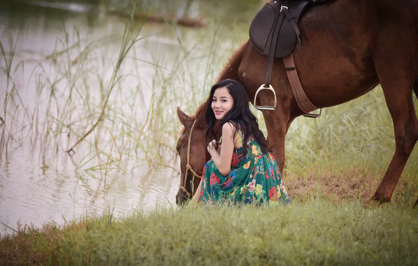 Фото обои лето, трава, улыбка, озеро, конь, жажда, лошадь, платье