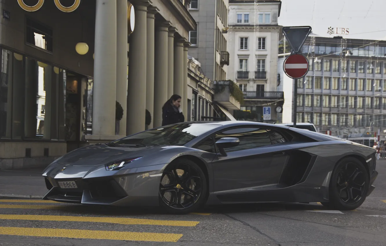 Фото обои девушка, серый, улица, Lamborghini, суперкар, girl, supercar, street