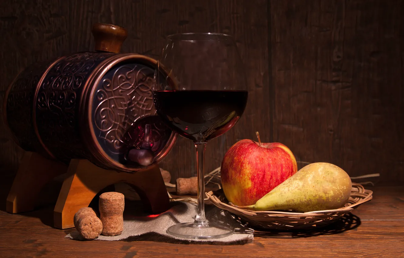 Фото обои вино, бокал, яблоко, ваза, груша, пробки, фрукты, бочонок