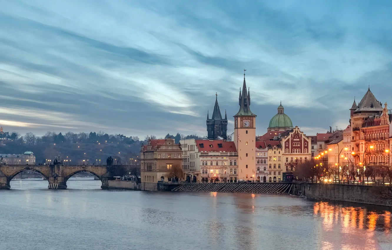 Фото обои город, река, здания, дома, Прага, Чехия, башни, сумерки