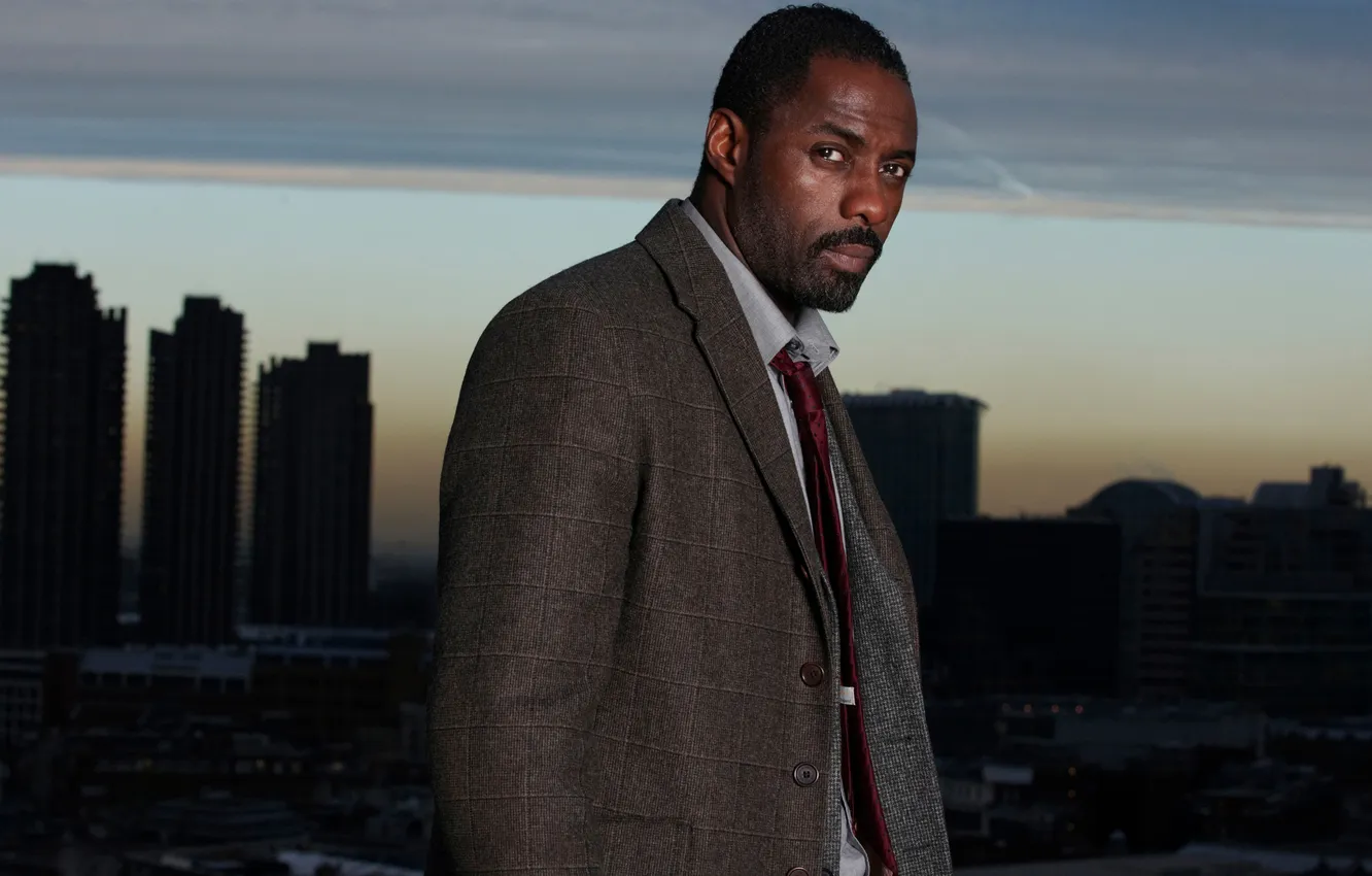 Фото обои фон, портрет, костюм, актёр, ночной город, Idris Elba, Идрис Эльба