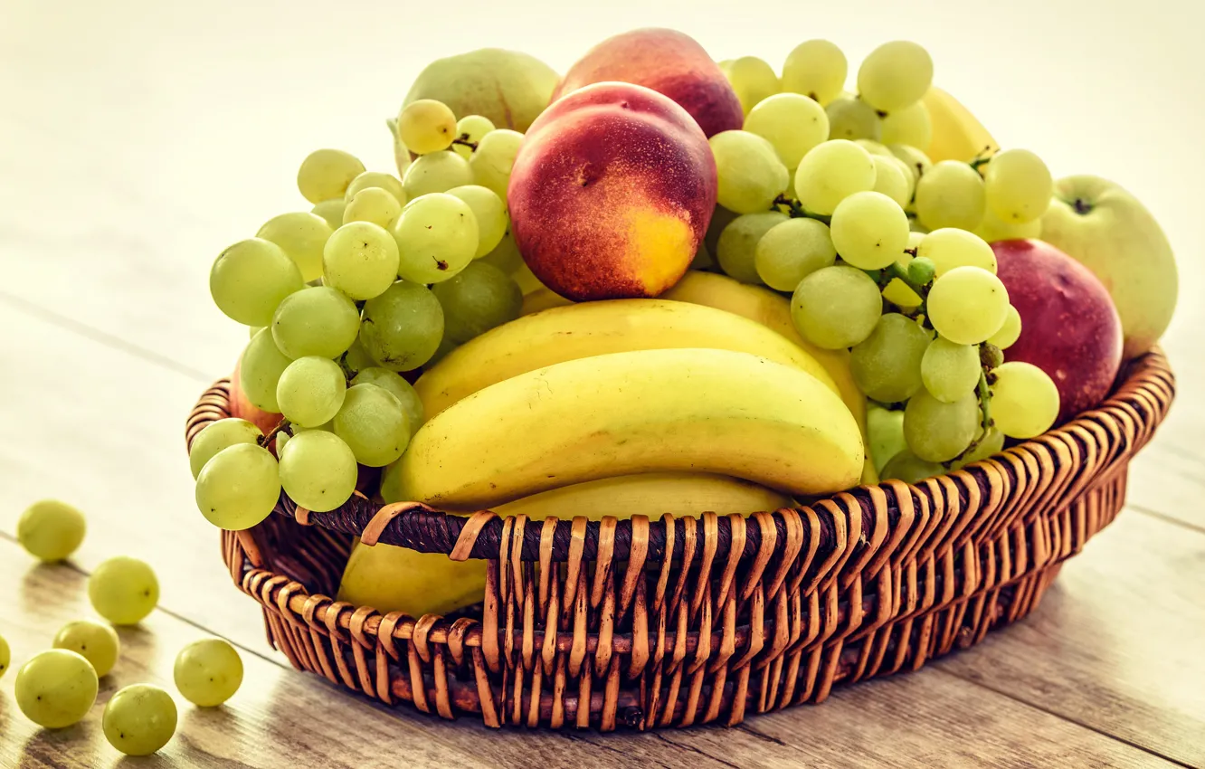 Фото обои стол, доски, виноград, бананы, фрукты, корзинка, персики, разные