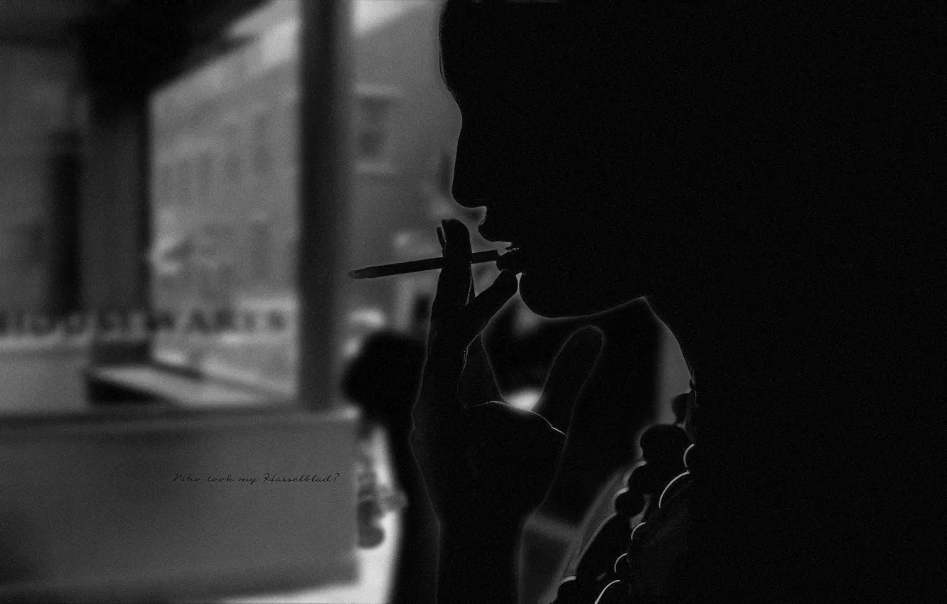 Фото обои девушка, город, сигарета, ветрина