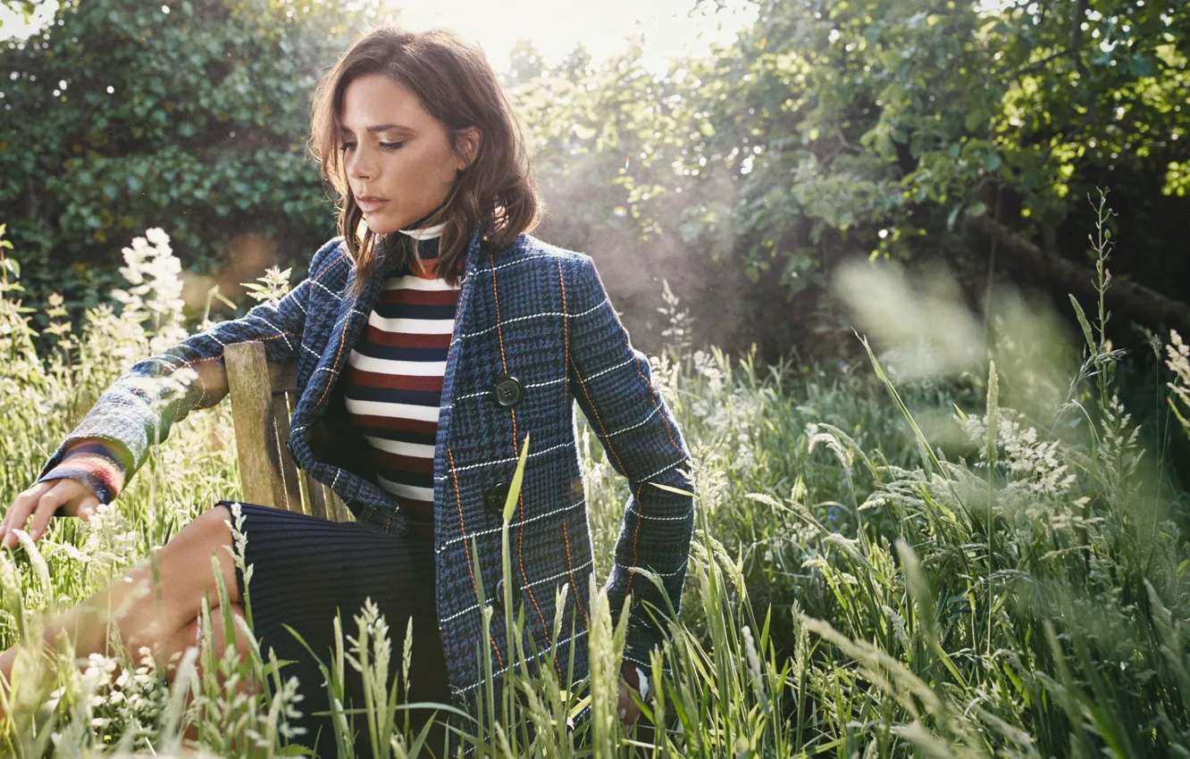 Фото обои трава, солнце, деревья, модель, актриса, прическа, Victoria Beckham, певица