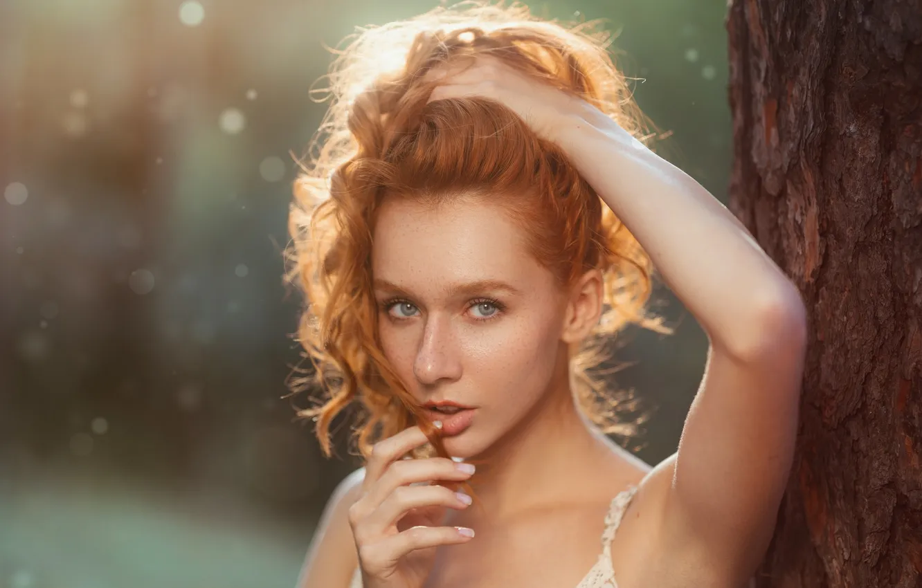 Фото обои women, bokeh, portrait, looking at viewer, holding hair, tree bark, Vyacheslav Ivanov, Elizaveta Kurilko