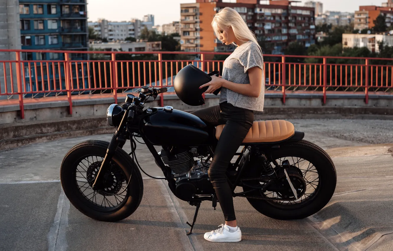 Фото обои солнце, город, черный, дома, блондинка, мотоцикл, шлем, байк