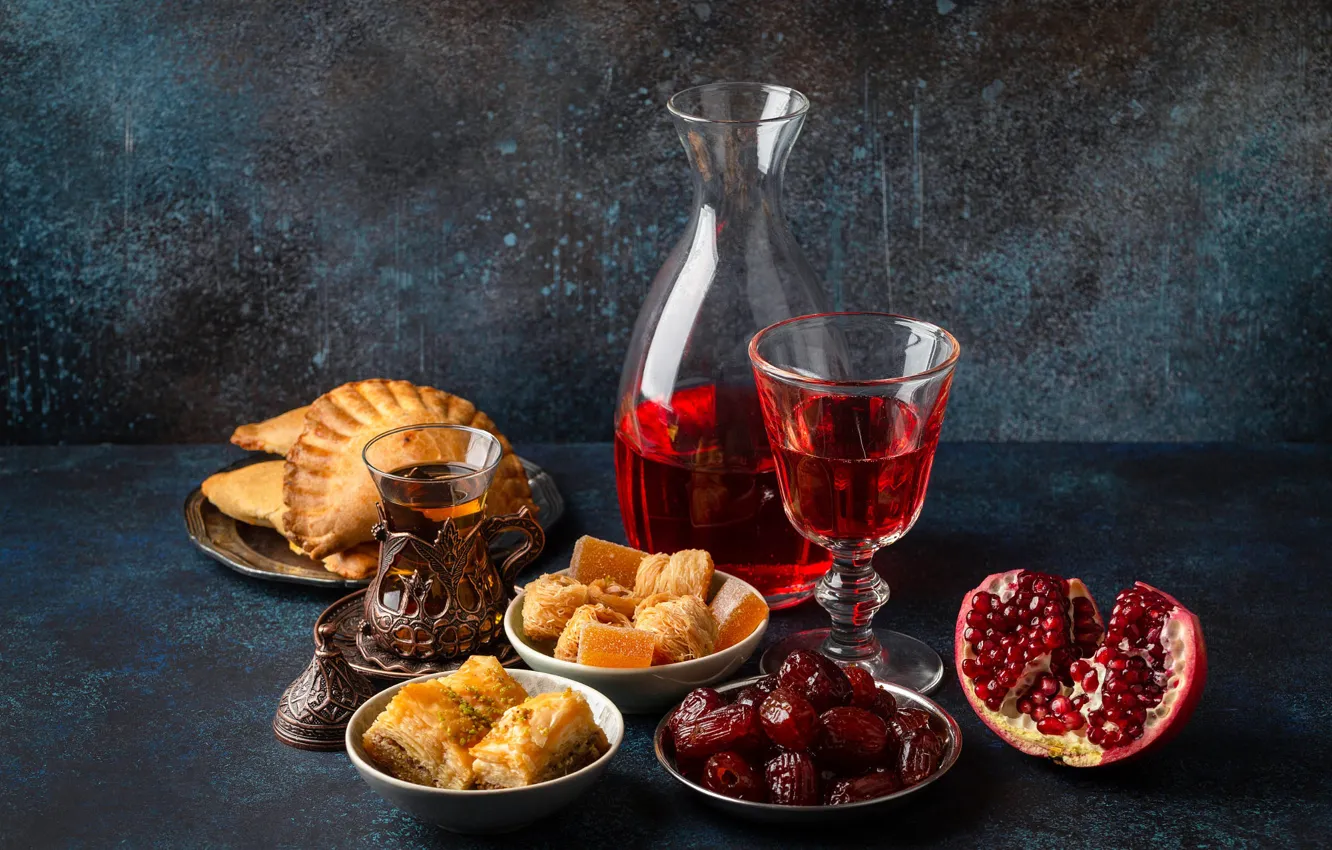 Фото обои стекло, темный фон, стол, вино, бокал, печенье, конфеты, алкоголь