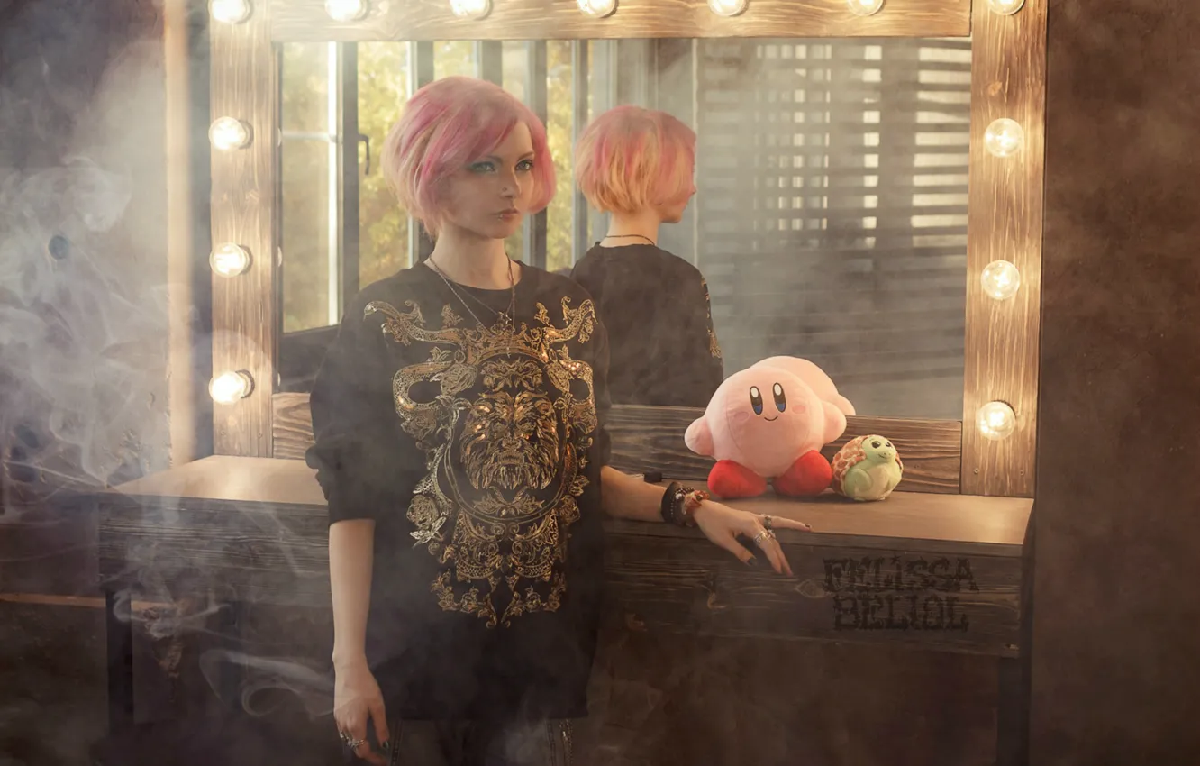 Фото обои девушка, дым, зеркало, певица, у зеркала, visual kei, фотостудия, мягкие игрушки