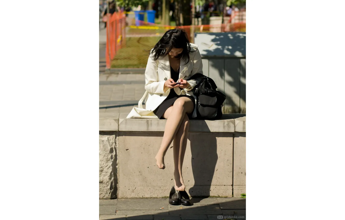 Фото обои woman, bench, high heels, pantyhose, feet, nylon foot