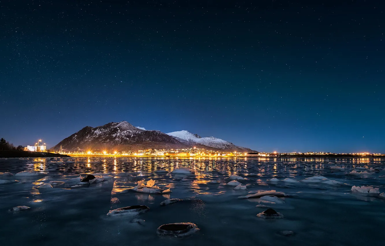 Фото обои зима, небо, звезды, горы, ночь, огни, берег, городок