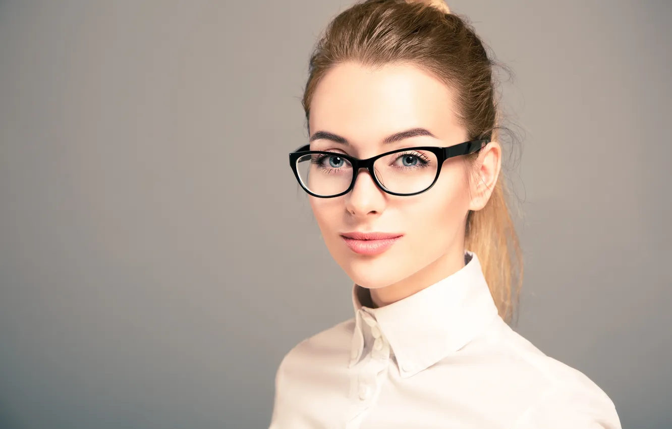 Фото обои girl, happy, grey, face, glasses, cute, female, eyewear