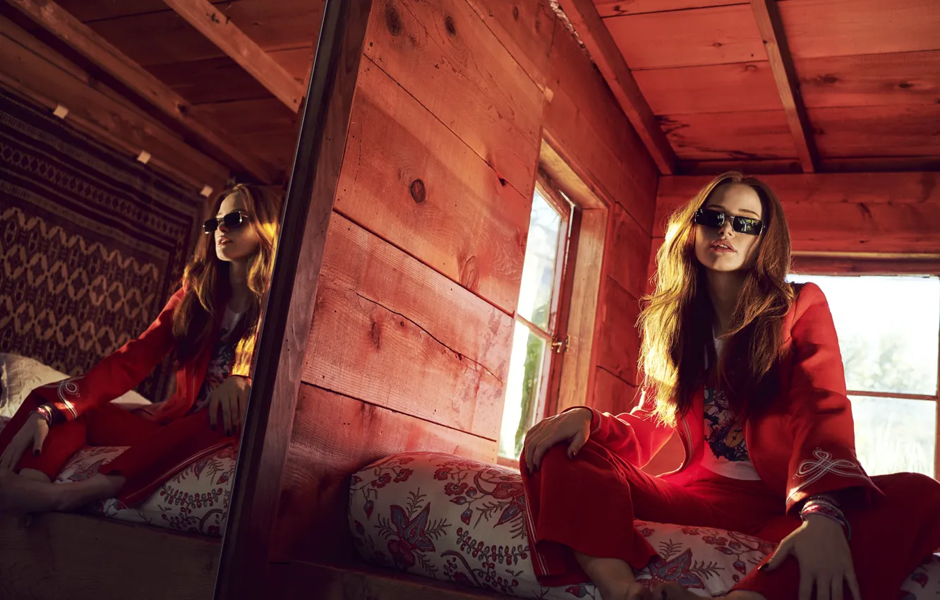 Фото обои комната, актриса, очки, рыжая, Madelaine Petsch