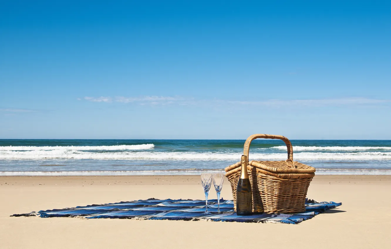 Фото обои песок, море, пляж, вино, корзина, побережье, бутылка, покрывало