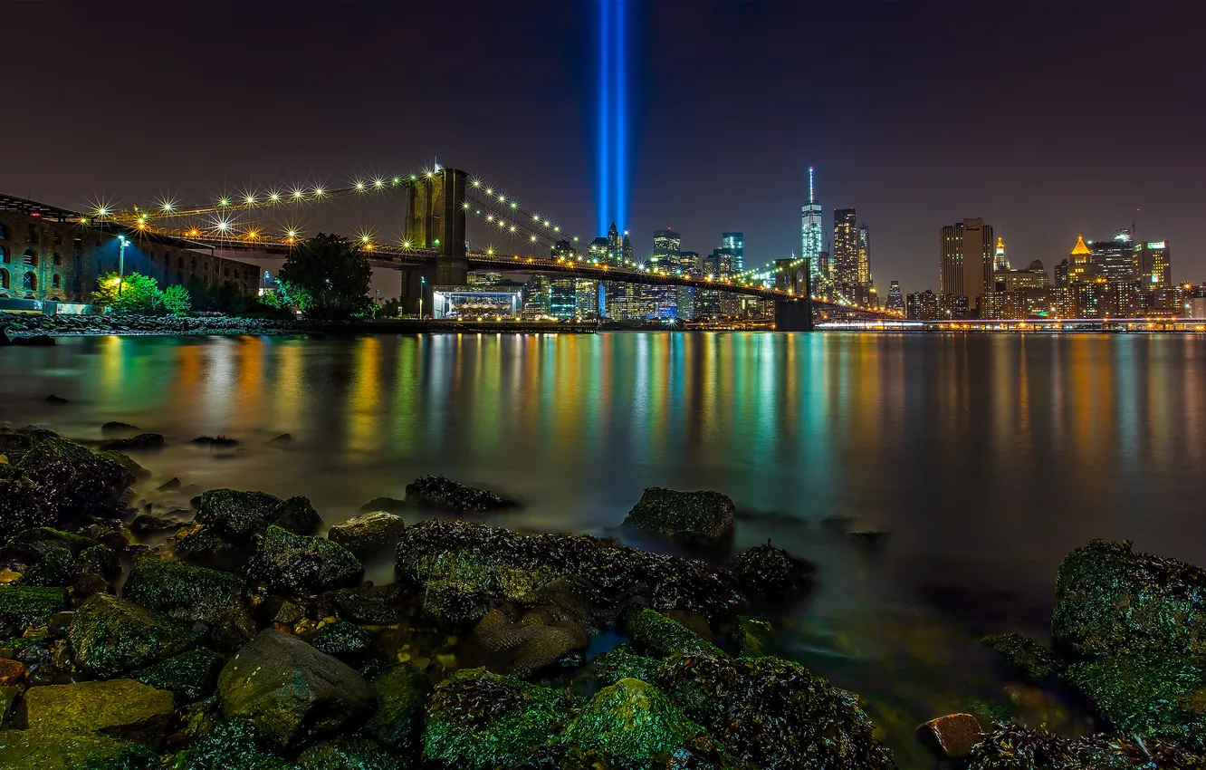 Фото обои лучи, мост, пролив, камни, Нью-Йорк, Бруклинский мост, ночной город, Манхэттен