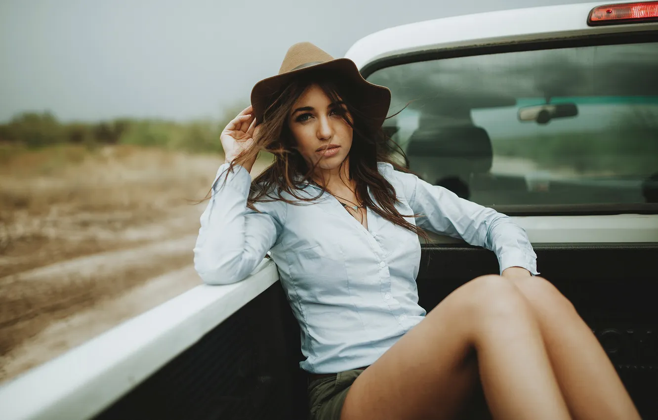 Фото обои машина, девушка, шляпка, кузов, поездка