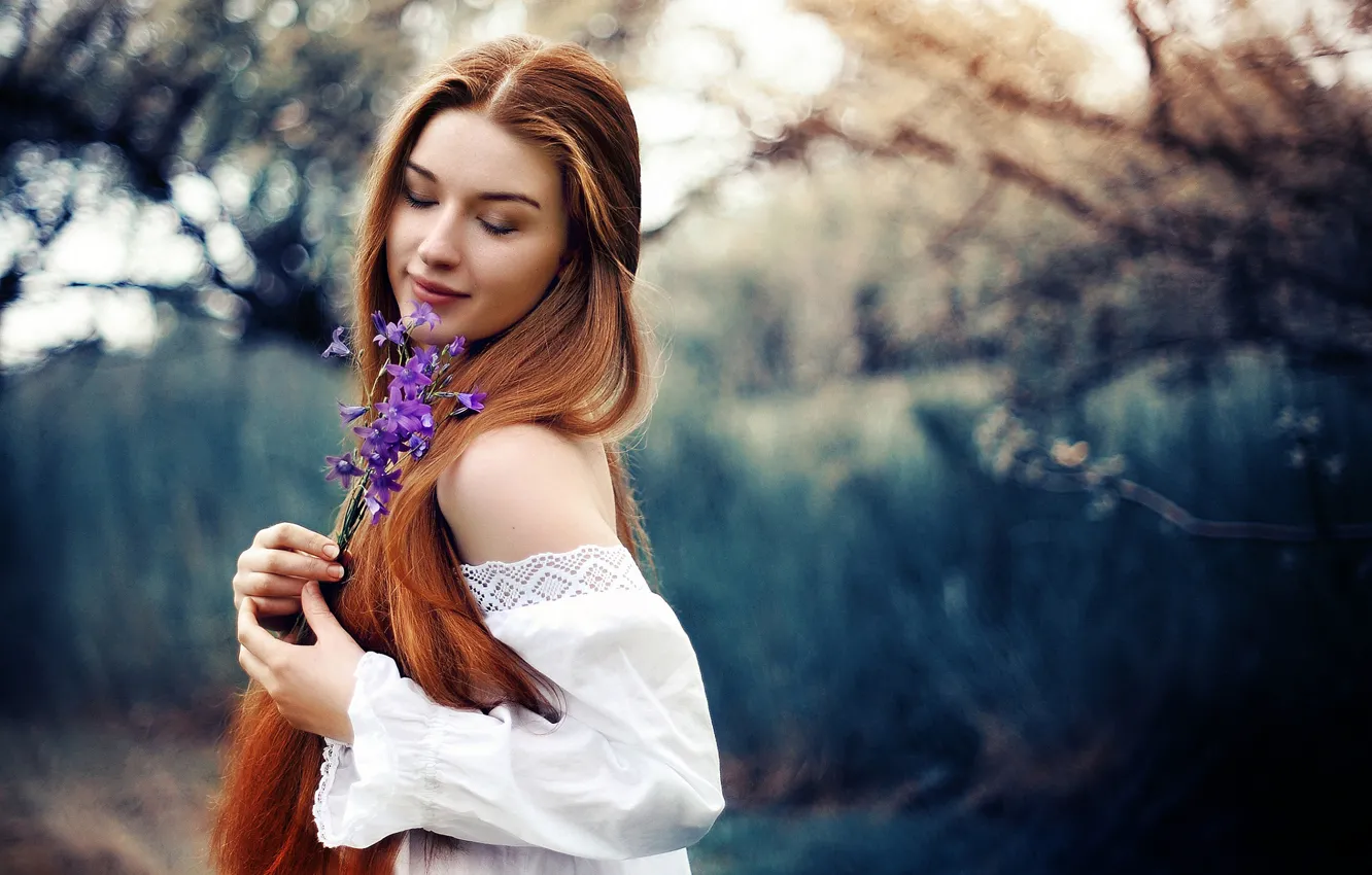 Фото обои лето, девушка, цветы, природа, рыжая, колокольчики, плечо, Saulius Krušna