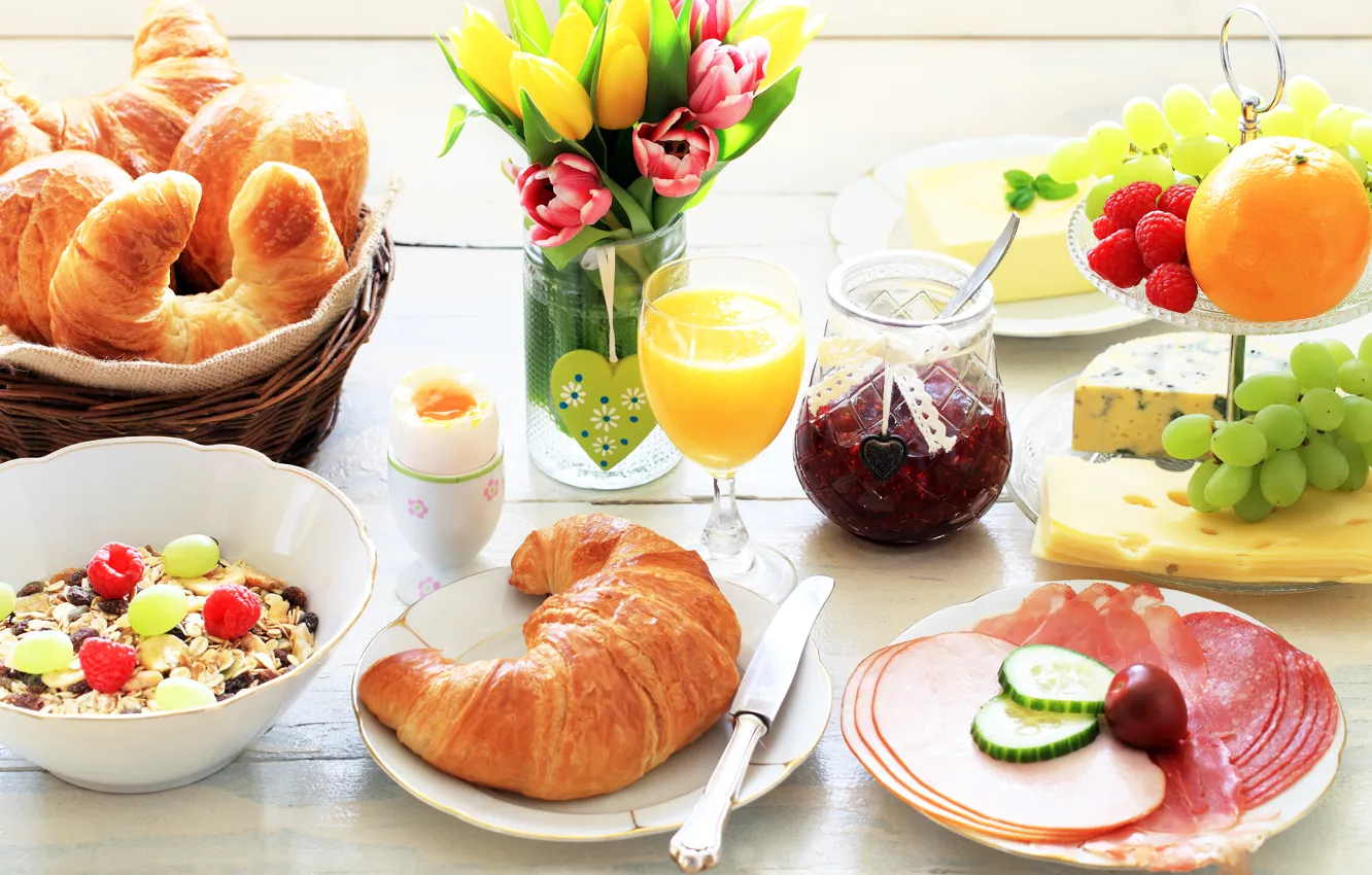Фото обои цветы, еда, букет, завтрак, сыр, сок, виноград, тюльпаны