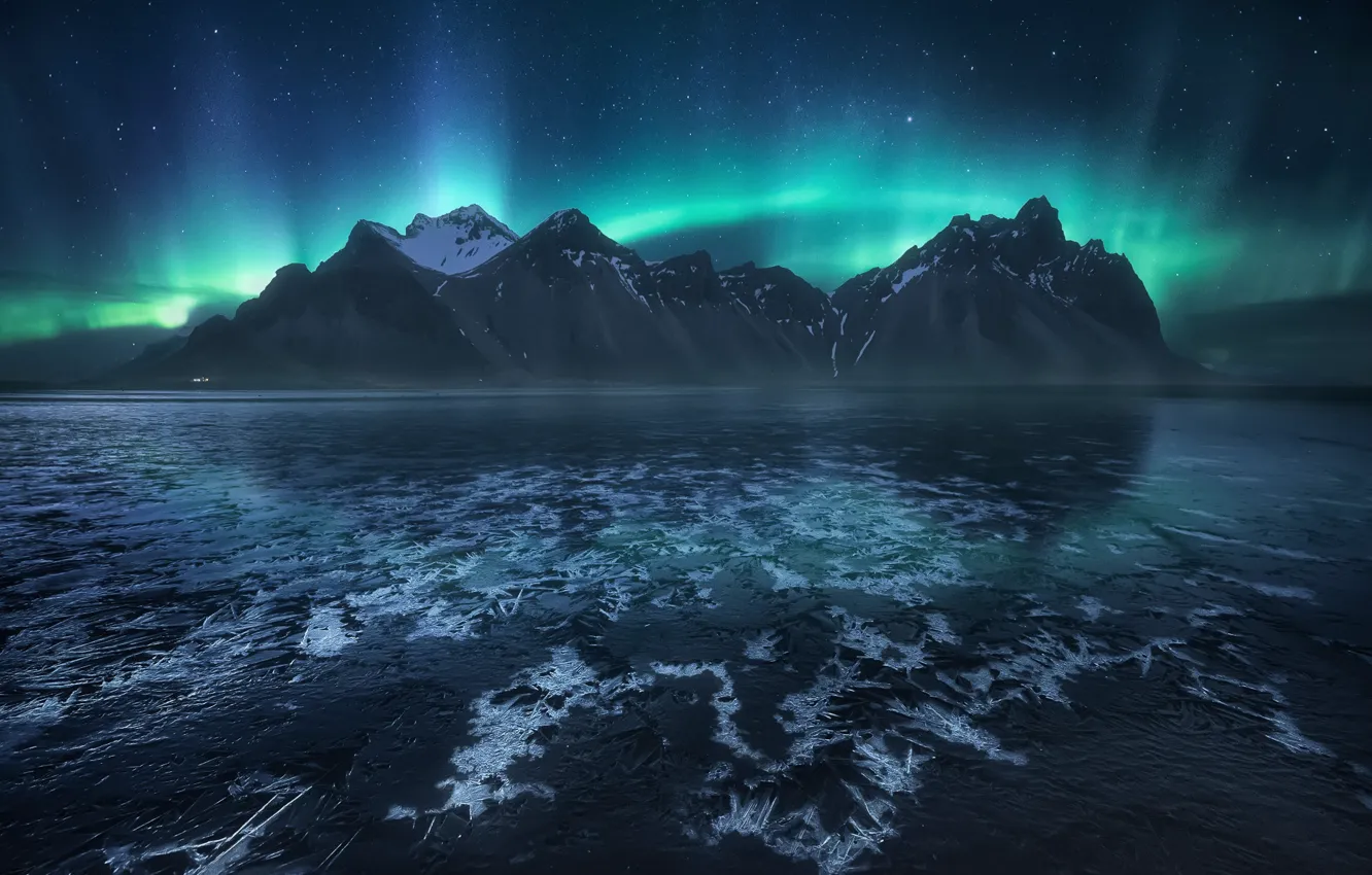 Фото обои небо, звезды, горы, ночь, северное сияние, Исландия, фьорд, мыс