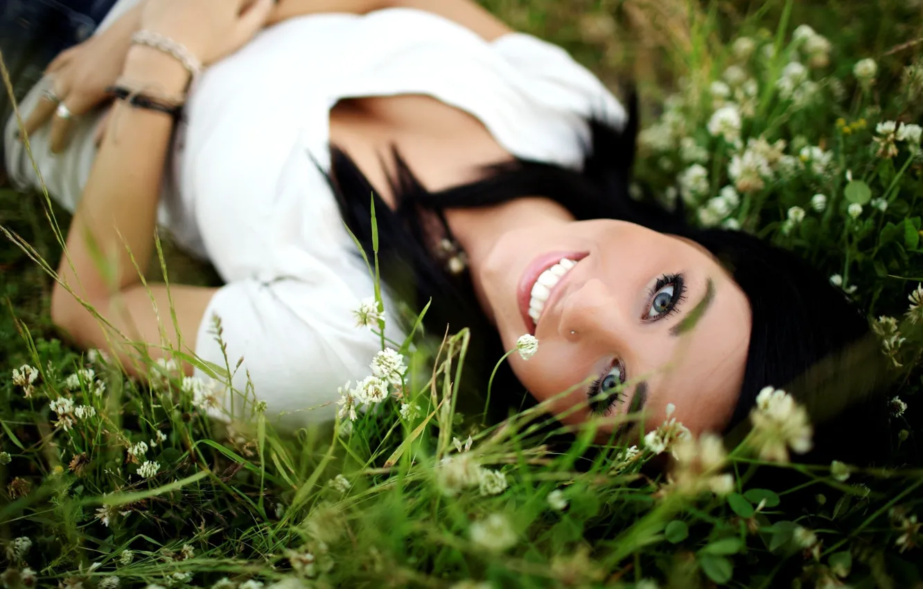 Фото обои зелень, трава, взгляд, цветы, природа, лицо, улыбка, девушки