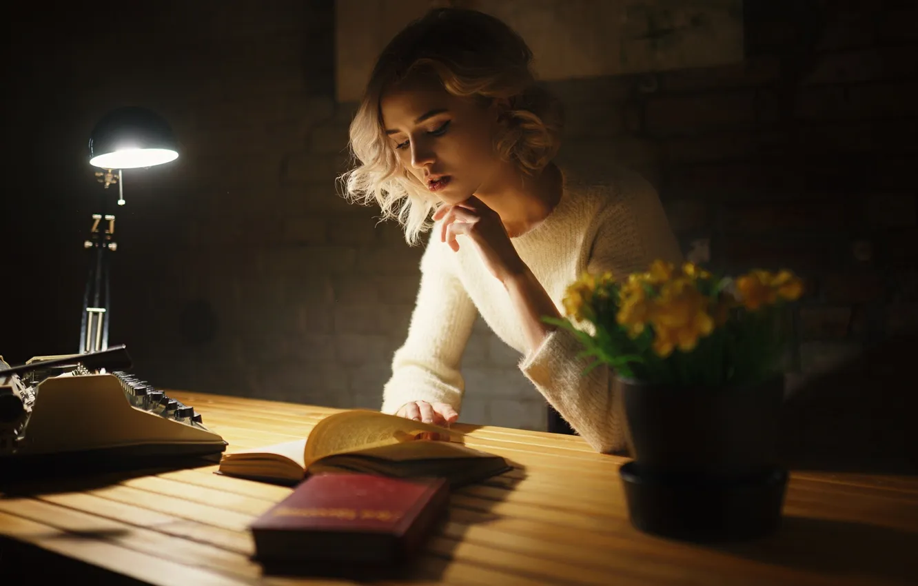 Фото обои стол, блондинка, полумрак, красивая девушка, чтение, читает книгу, настольная лампа, Сергей Жирнов