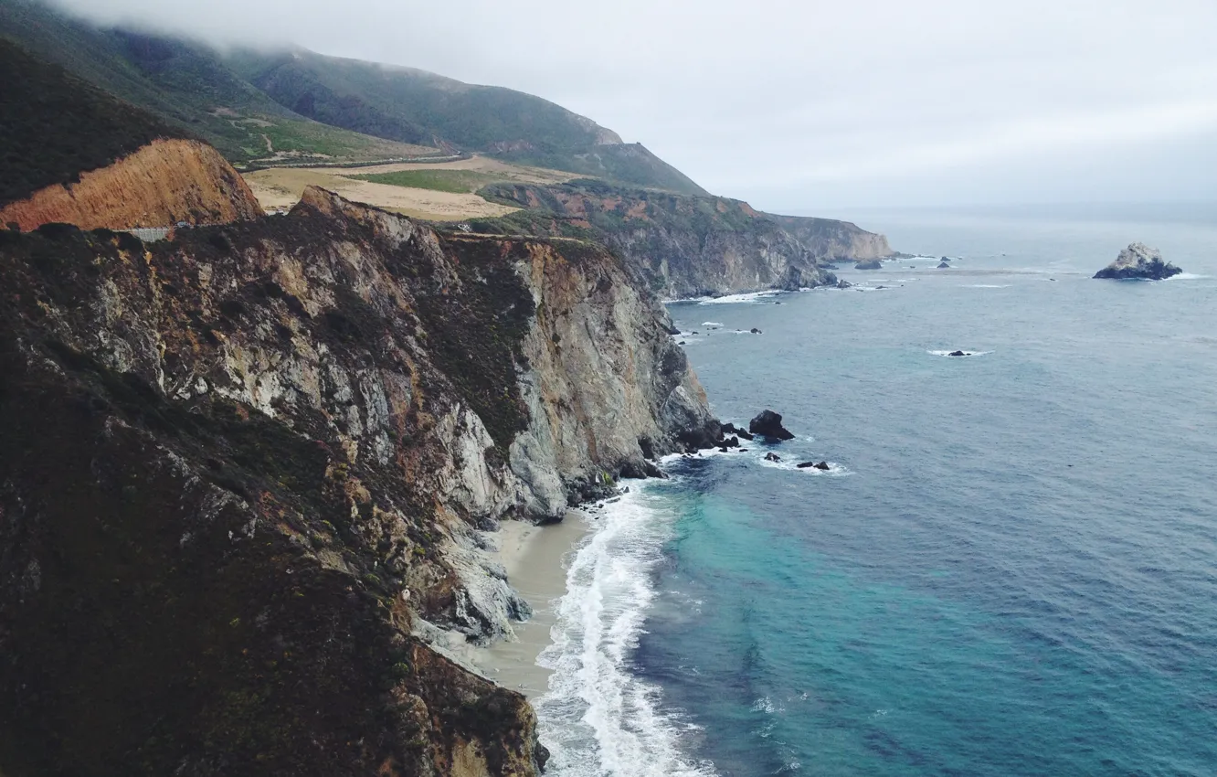 Фото обои дорога, волны, пляж, туман, скалы, Калифорния, островок, береговая линия