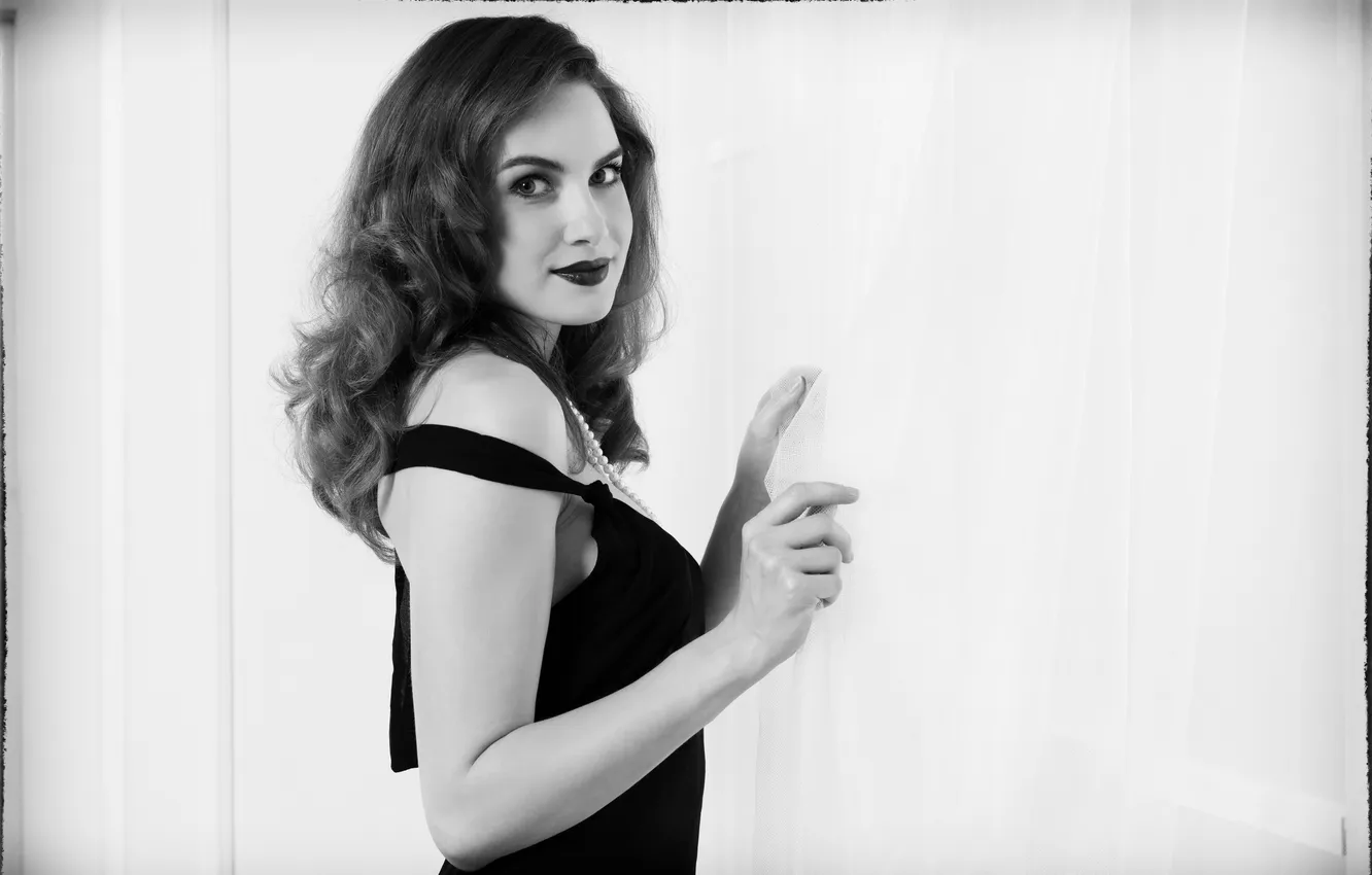 Фото обои black & white, smile, beautiful, monochrome, model, Guinevere Huney