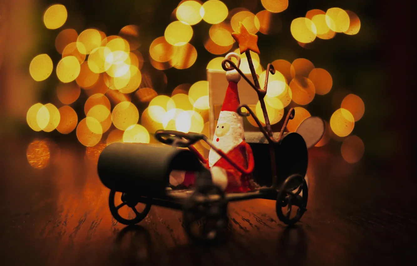 Фото обои огни, стол, настроение, праздник, игрушка, новый год, сани, дед мороз