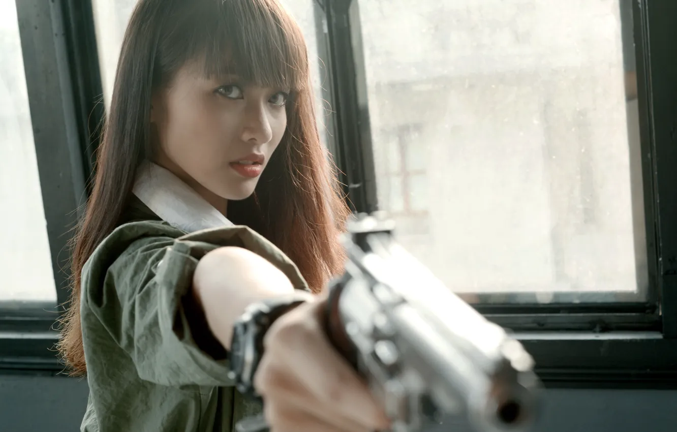 Фото обои взгляд, девушка, пистолет, азиатка