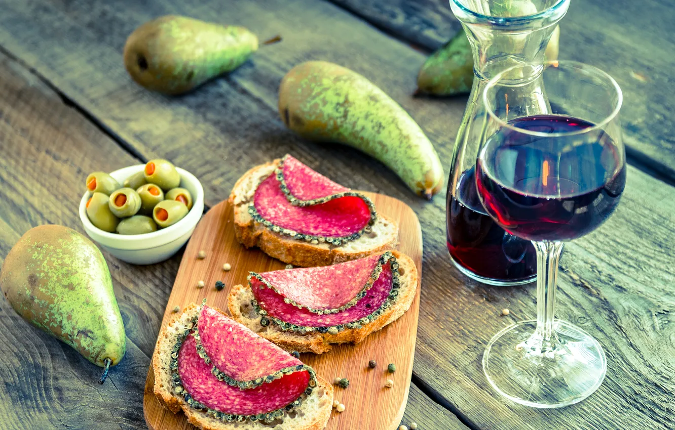 Фото обои вино, хлеб, груши, оливки, колбаса, wine, специи, bread