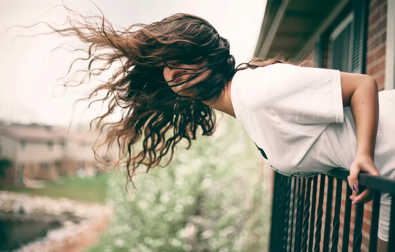 Фото обои девушка, ветер, волосы, наклон, балкон