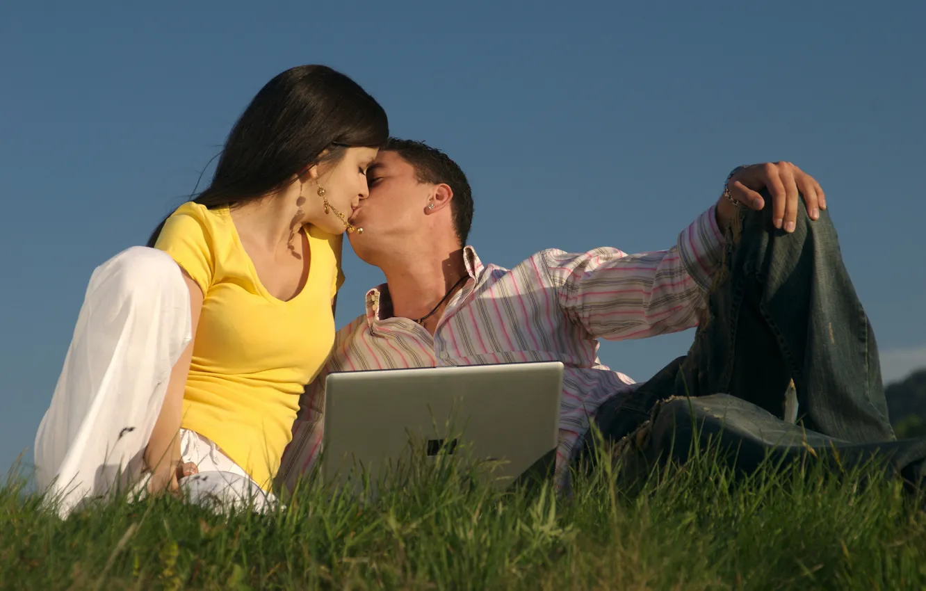 Фото обои трава, девушка, любовь, люди, девушки, настроение, человек, поцелуй