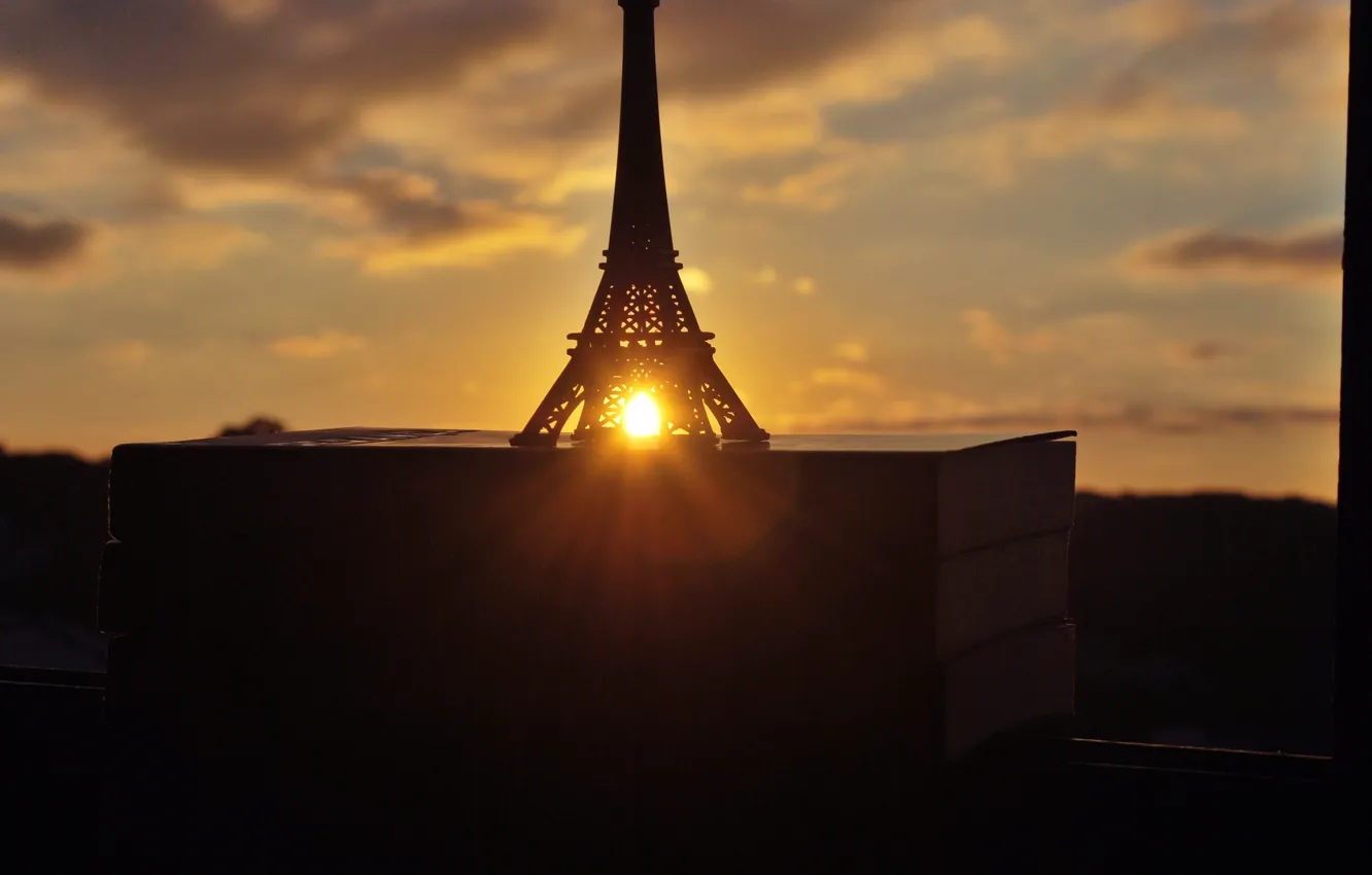 Фото обои солнце, закат, книги, окно, статуэтка, Эйфелева башня, La tour Eiffel