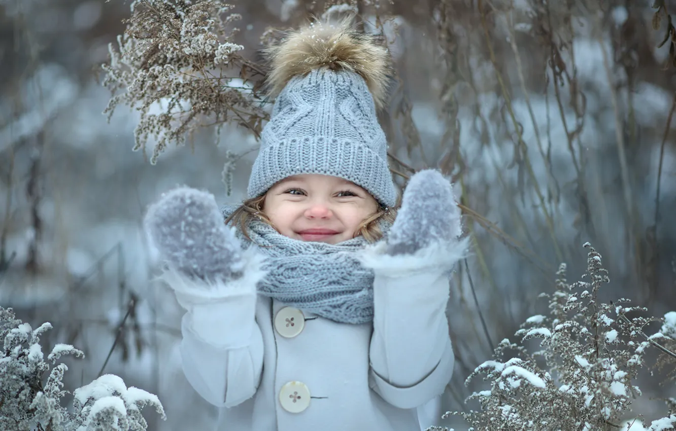 Фото обои зима, счастье, улыбка, шапка, девочка, варежки