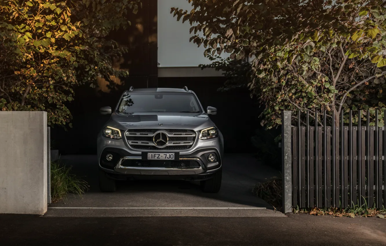 Фото обои забор, Mercedes-Benz, тень, вид спереди, пикап, 2018, X-Class, серо-серебристый