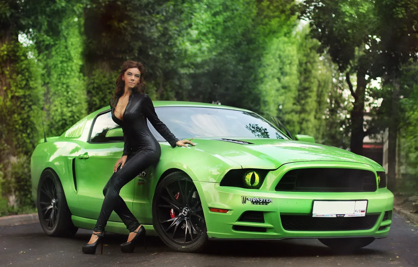 Фото обои дорога, Девушки, Ford Mustang, красивая девушка, зелёный авто, позирует над машиной