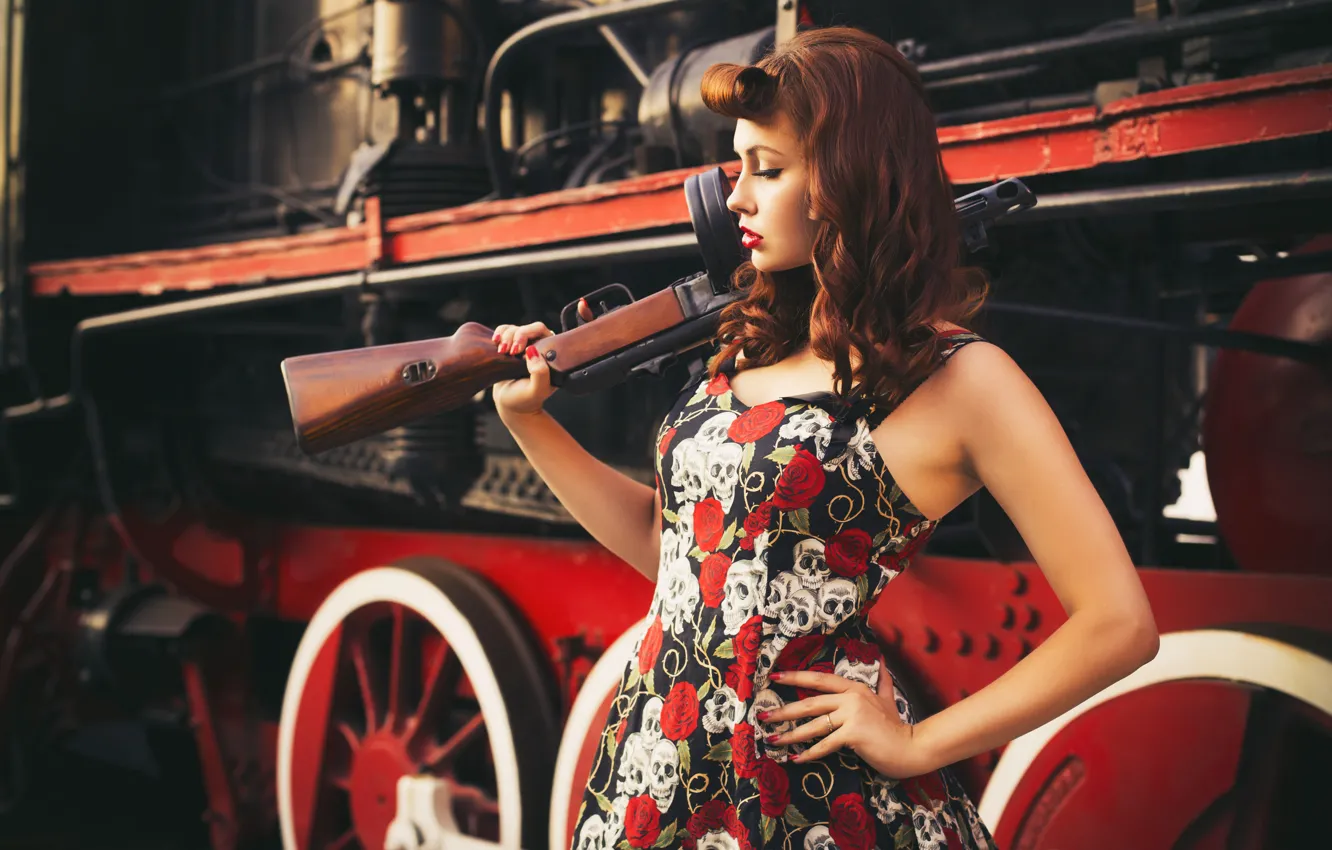 Фото обои взгляд, девушка, стиль, ретро, оружие, фон, паровоз, современный