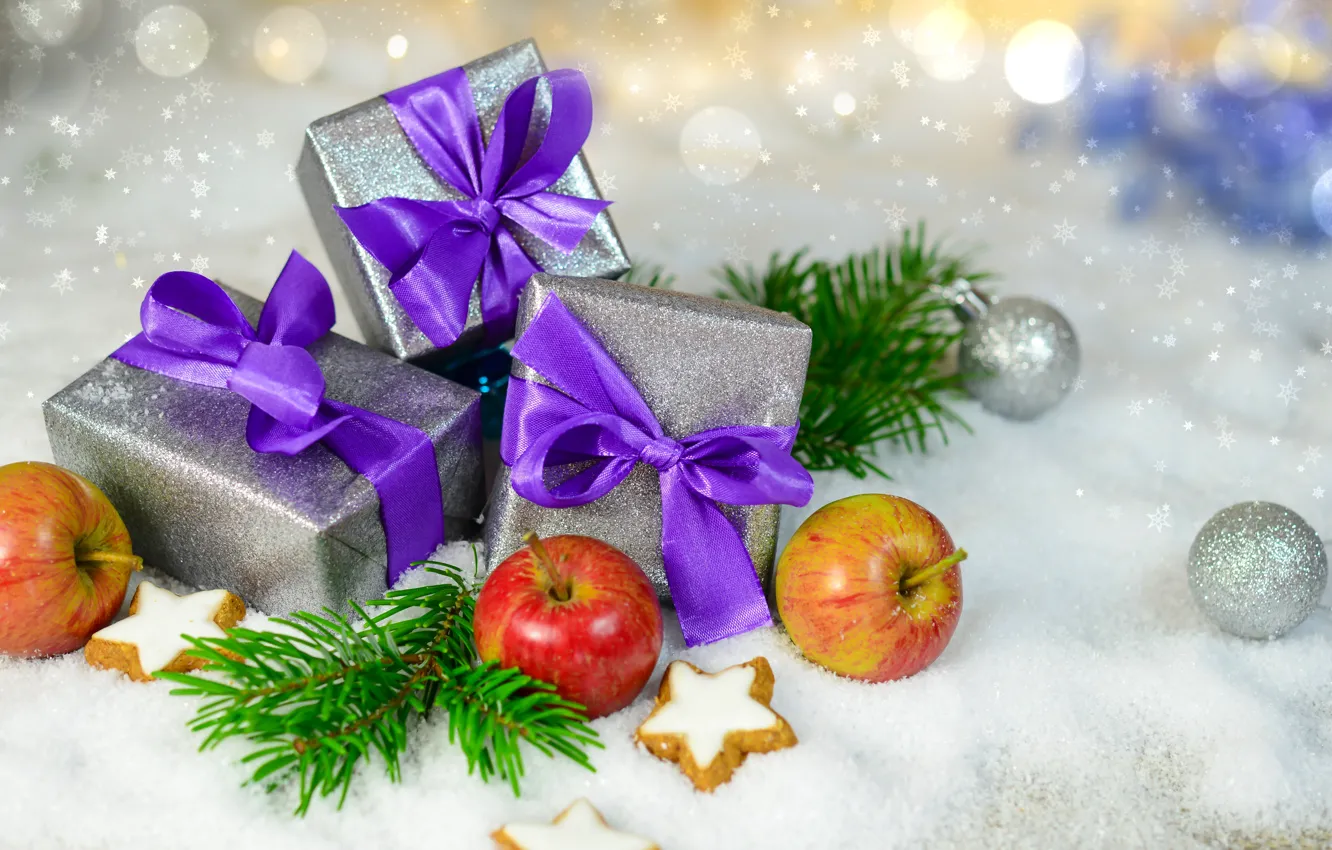 Фото обои зима, снег, ленты, яблоки, печенье, подарки, декор