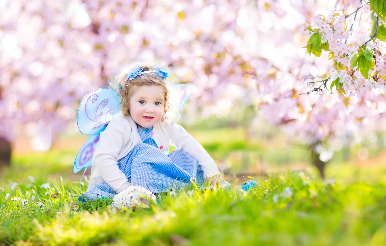 Фото обои цветы, ребенок, весна, grass, травка, flowers, spring, baby