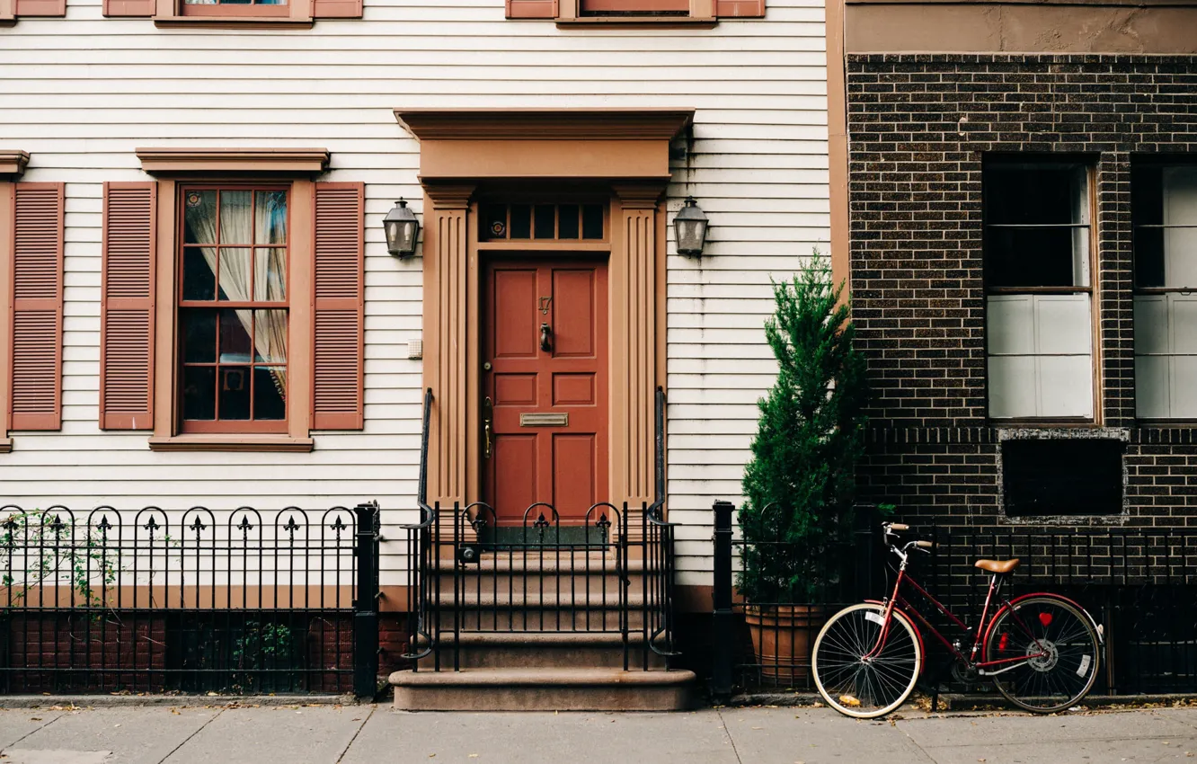 Фото обои велосипед, дом, дерево, улица, забор, здание, окна, окно