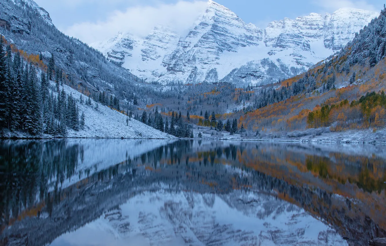 Фото обои иней, осень, небо, облака, снег, деревья, горы, озеро